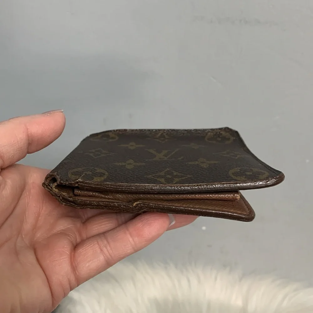 Authentic Louis Vuitton men’s bilfold monogram wallet